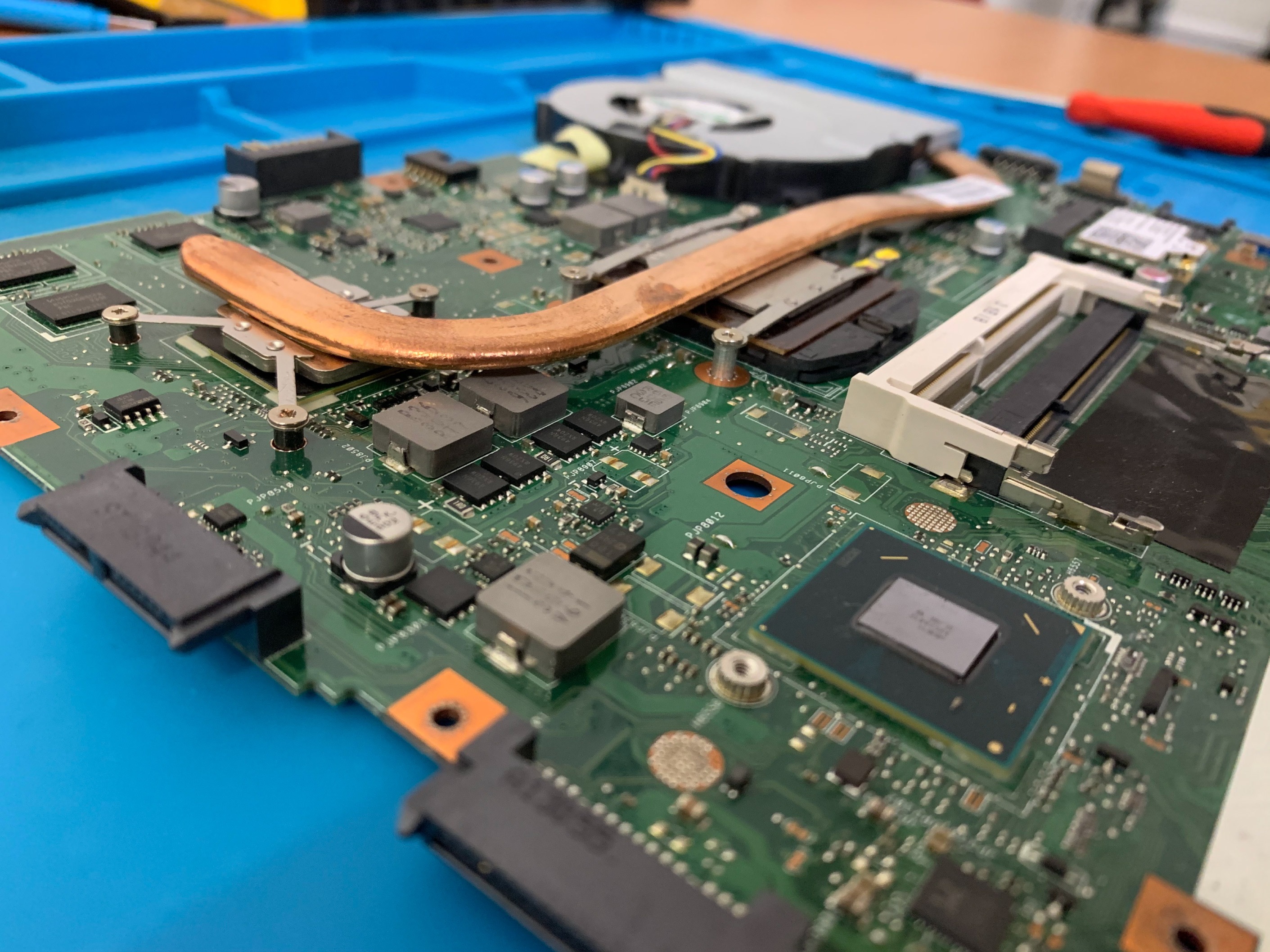 Oprava základní desky notebooku